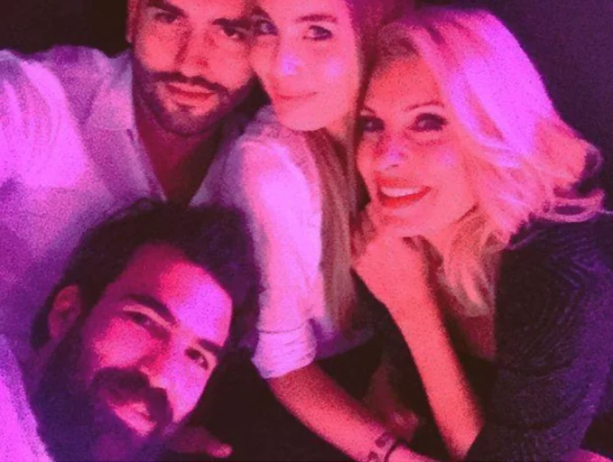 Μενεγακη με παρεα στα μπουζούκια